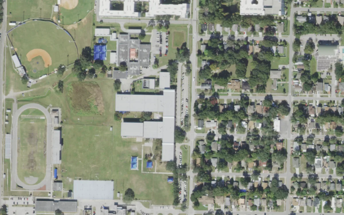 Roland Park K-8 Magnet and the blocks around it on North Manhattan Avenue, Tampa, seen from the air
